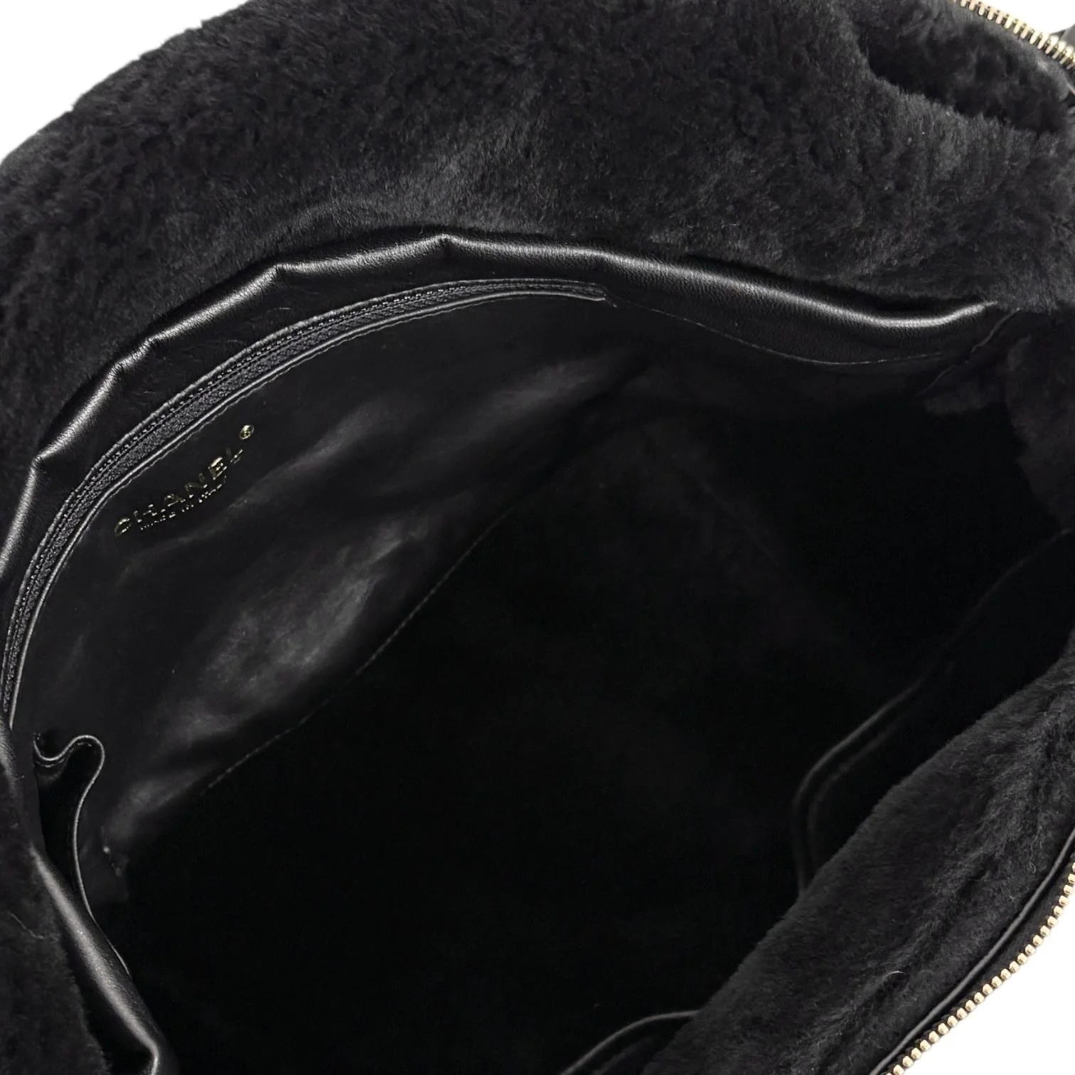 Chanel Black Shearling Large Messenger Bag - Image 3
