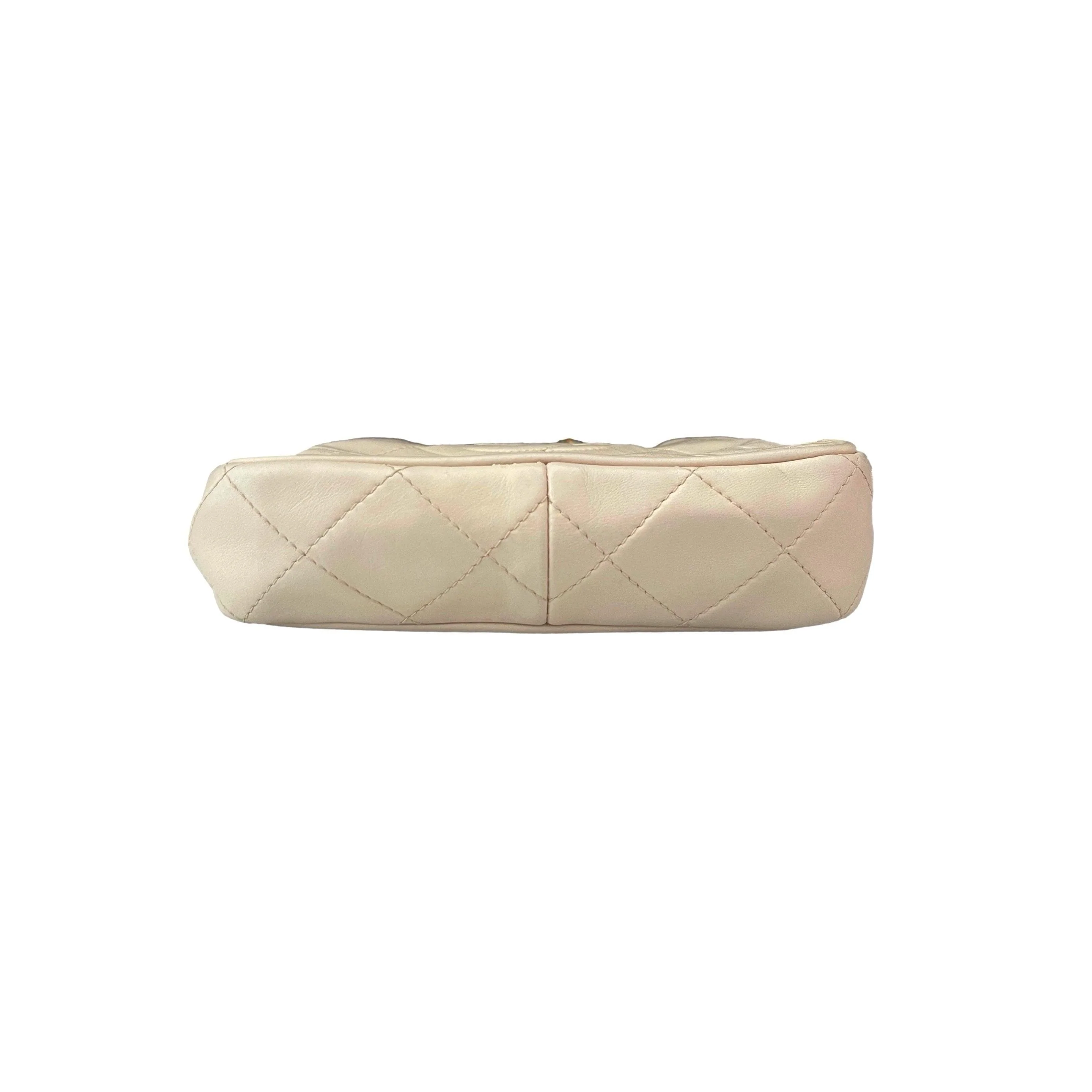 Chanel Cream Logo Kisslock Chain Bag - Image 3