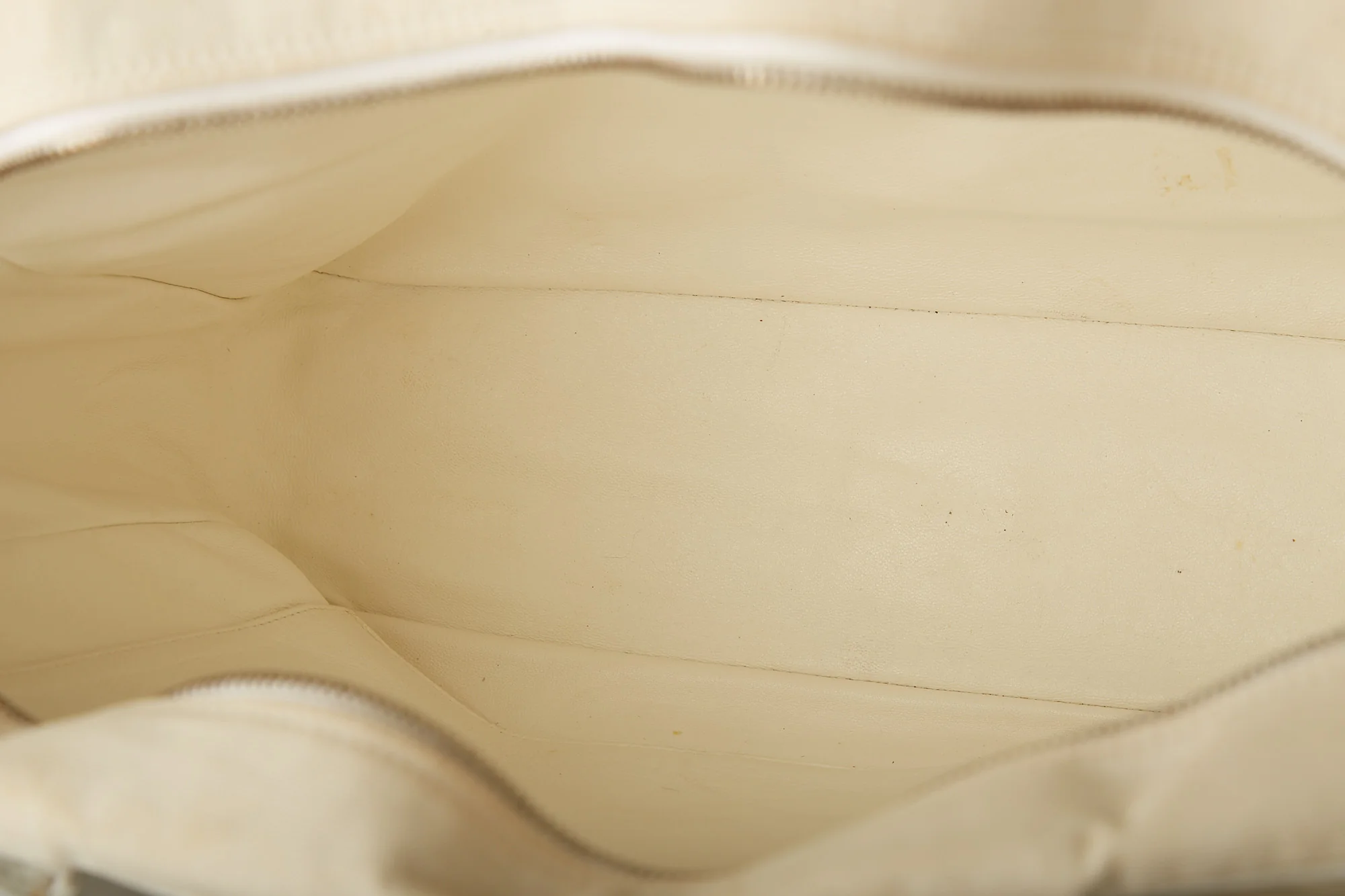 Chanel White Quilted Logo Top Handle Bag - Image 4